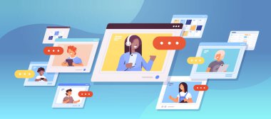 Okul çocukları dijital cihazlar kullanıyorlar. Web tarayıcı pencerelerinde tartışan yarış öğrencileri kendilerini izole etme kavramını kullanıyorlar.