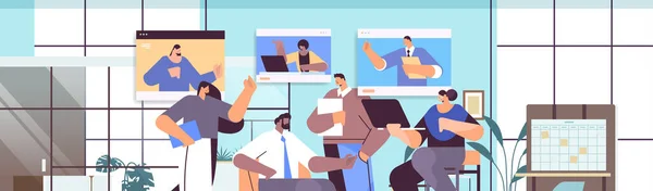 Équipe de gens d'affaires discutant avec des collègues dans les fenêtres du navigateur Web pendant la vidéoconférence virtuelle — Image vectorielle