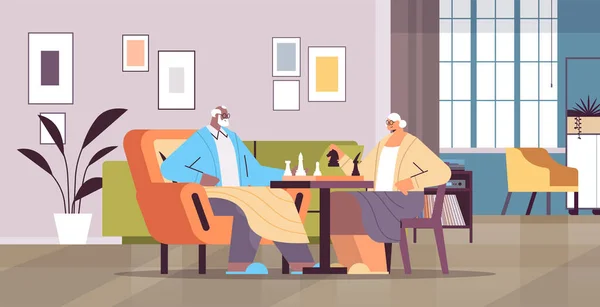Пожилая пара играет в шахматы пожилой мужчина женщина проводит время вместе — стоковый вектор