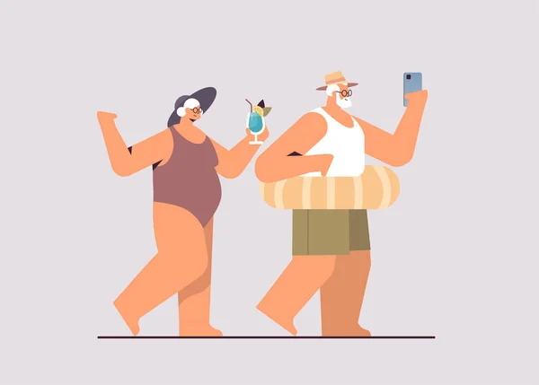 Ηλικιωμένο ζευγάρι πίνοντας κοκτέιλ και χρησιμοποιώντας τους παππούδες smartphone διασκεδάζοντας έννοια καλοκαιρινές διακοπές — Διανυσματικό Αρχείο