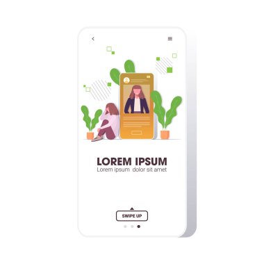 Kadın, akıllı telefon ekranlı kadın psikoterapist depresif hastaya danışmak için çevrimiçi psikologa gitmiş.