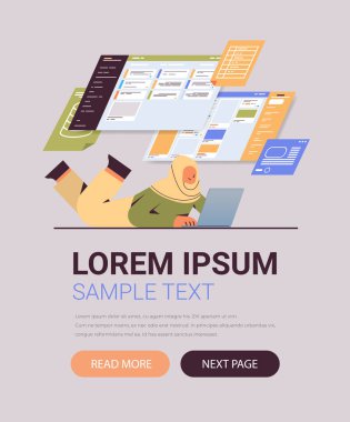 Sanal panodaki verileri analiz eden iş kadını. Analiz işlemi dijital pazarlama şirketi stratejisi