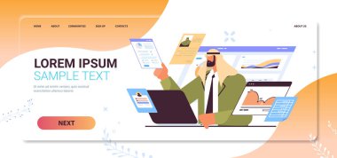 İş adamı grafik ve grafikleri analiz ediyor veri analiz süreci dijital pazarlama şirketi stratejisi