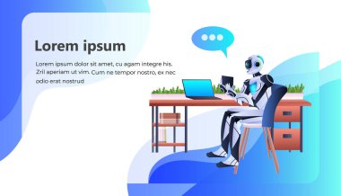 Robot işyerinde oturuyor. Robot iş adamı. Ofiste yapay zeka teknolojisi konsepti üzerinde çalışıyor.