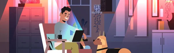 Перегруженный работой бизнесмен фрилансер смотрит на человека с экрана ноутбука с собакой, работающего в темной ночной комнате — стоковый вектор
