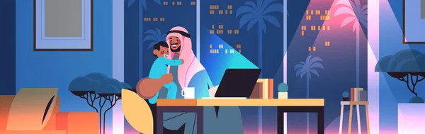 Drukke Arabische vader freelancer met kleine zoon op zoek in laptop scherm freelance vaderschap concept — Stockvector