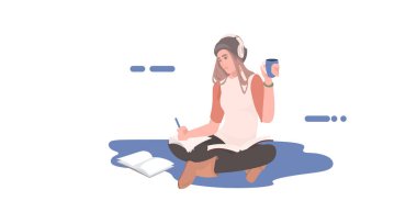 Kadın serbest çalışan kahve içiyor. Koronavirüs salgını sırasında müzik yazıları yazıyor.