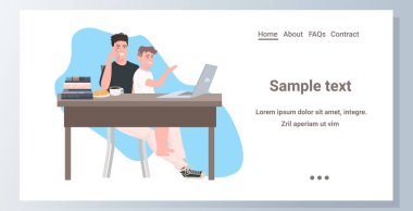 Baba ve oğul iş yerinde oturmuş Coronavirus karantinası sırasında birlikte vakit geçiriyorlar.