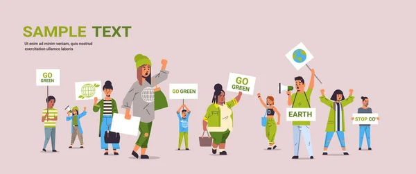 Activistes écologistes tenant des affiches passent au vert sauver planète grève concept mélanger les manifestants course campagne pour protéger la terre manifester contre le réchauffement climatique pleine longueur copier l'espace horizontal — Image vectorielle