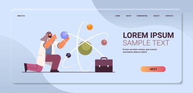 Arap araştırmacı bilim adamı moleküler yapı araştırmacısıyla laboratuarda kimyasal deney yapıyor.
