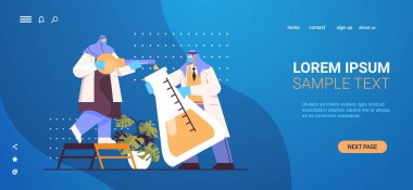 Arap bilim adamı ekibi deney tüpüne sıvı örnekleri yüklüyor. Laboratuvarda kimyasal deney yapan araştırmacılarla birlikte.