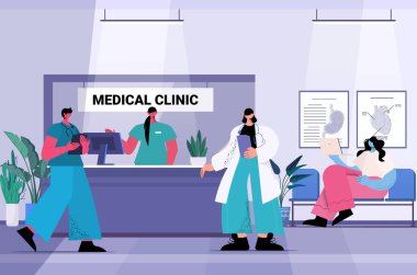 Hastane koridorundaki hastalar ve klinik çalışanları sağlık hizmetleri konseptine tam boy