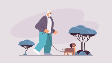 Aktif kıdemli bir adam parkta küçük köpeği büyükbabasıyla yürüyor ve evcil hayvanıyla birlikte dinleniyor.