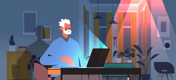 Lavoratore autonomo anziano oberato di lavoro guardando lo schermo del computer portatile uomo anziano seduto sul posto di lavoro in camera oscura notte a casa — Vettoriale Stock