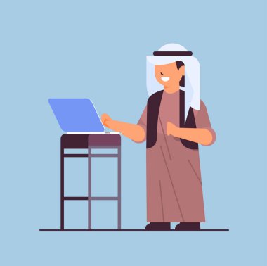 Arap liseli çocuk, bilgisayarlı gülümseyen çocuğu alet eğitimi konseptiyle kullanıyor.