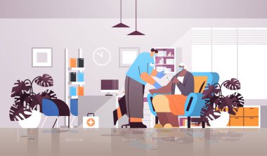 Doktor yaşlı hastayı aşılıyor. Yaşlı kadına iğne yapıyor. Coronavirüs aşısına karşı savaşıyor.