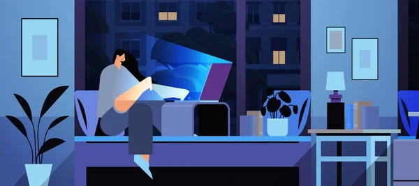 Перевантажена бізнес-леді фрілансер, дивлячись на екран комп'ютера дівчина сидить на ліжку в темну ніч домашньої кімнати — стоковий вектор