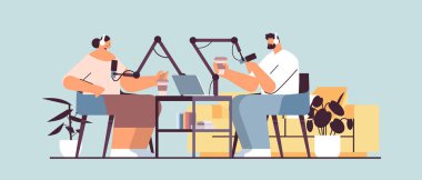 Podcaster 'lar mikrofonlara konuşuyor. Stüdyoda podcast yapıyor. Online radyo yayın kavramı.