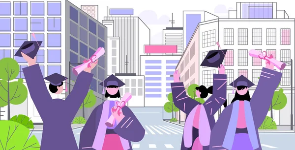 Absolwenci na ulicy miejskiej świętujący koncepcję dyplomu akademickiego — Wektor stockowy