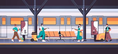 Kovid 19 salgınını önlemek için metro istasyonundaki koronavirüs hücrelerini dezenfekte eden maskeli yarış temizleyicilerini karıştır.
