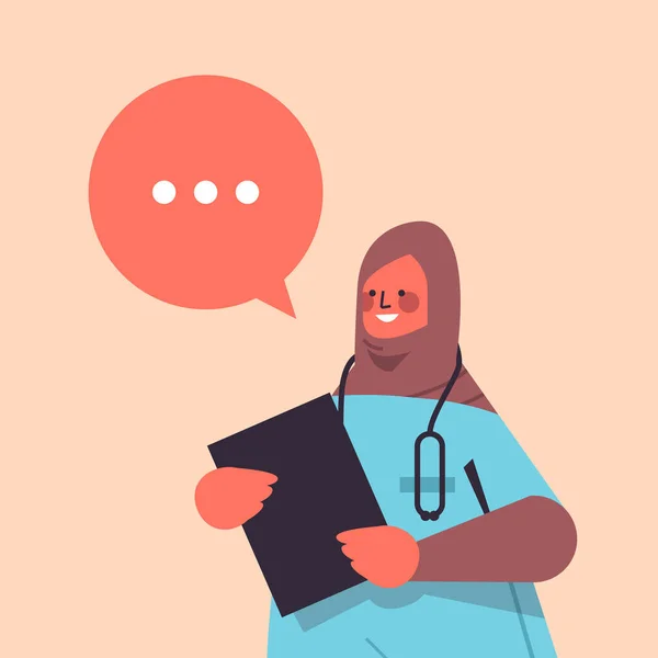 Vrouwelijke arabische arts in uniform houden klembord chat bel communicatie gezondheidszorg geneeskunde concept — Stockvector