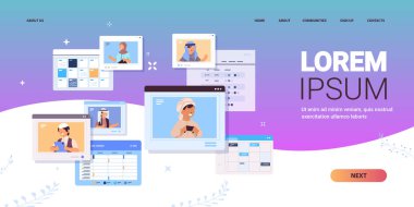 Arap okul çocukları, web tarayıcı pencerelerinde tartışan Arapça aygıtlar kullanıyorlar.