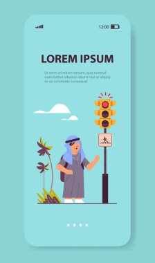 Sırt çantalı Arap öğrenci yaya geçidi güvenlik kavramında yeşil ışığın geçmesini bekliyor.