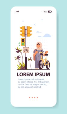 Bisikletli Arap öğrenci yaya geçidi güvenlik kavramını dikey olarak geçmek için yeşil trafik ışığını bekliyor.