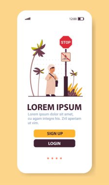 Kırmızı dur tabelasının yanında duran sırt çantalı paçavra okul çocuğu. Yol güvenliği kavramı.