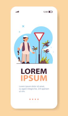 Kırmızının yanında duran kaykaylı Arap çocuk yol güvenliği kavramı verdi.