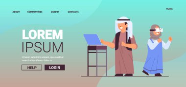 Arap okul çocuğu, sanal gerçeklik interaktif hizmetlerini keşfetmek için VR kulaklık takan, dijital gözlüklü, gülümseyen kızı kullanıyor.