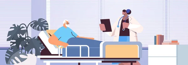 Krankenschwester kümmert sich um kranke Seniorin, die im Krankenhausbett liegt — Stockvektor
