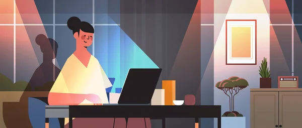 Femme d'affaires surmenée pigiste regardant femme écran d'ordinateur portable assis sur le lieu de travail dans la nuit noire chambre à la maison — Image vectorielle