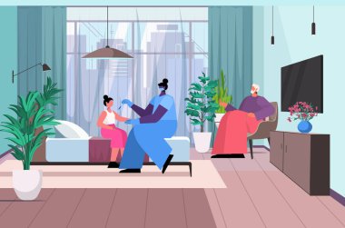 Maskeli kadın doktor Coronavirus aşısı geliştirme konseptine karşı mücadele eden küçük çocuk hasta aşısı.