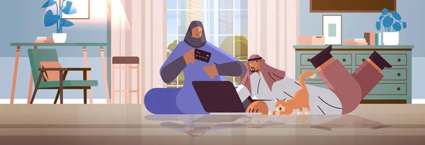 Arabisch paar met creditcard met behulp van laptop online shopping concept man vrouw bestellen goederen samen — Stockvector