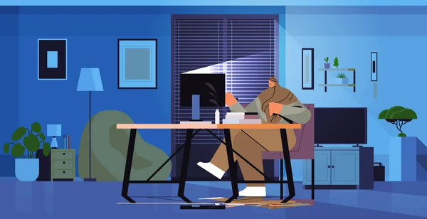 Excesso de trabalho árabe empresária sentado no local de trabalho empresária freelancer olhando para tela do computador —  Vetores de Stock