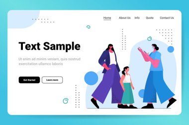Koronavirüs aşısı geliştirmeye karşı mücadele eden anne ve kız hastaları maskeli kadın doktor.