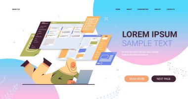 Sanal panodaki verileri analiz eden iş kadını. Analiz işlemi dijital pazarlama şirketi stratejisi