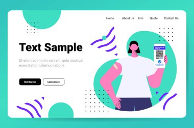 Aşılanmış kadın akıllı telefon ekranında dijital dokunulmazlık pasaportu kullanıyor. Covid-19 salgını riski yok.