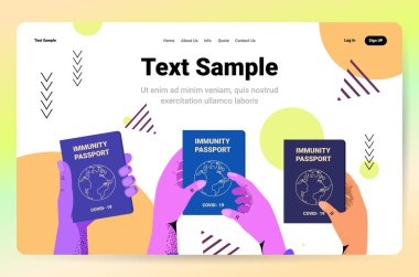 Küresel dokunulmazlık pasaportu elinde tutan insan elleri covid-19 'suz yeniden enfeksiyon sertifikası coronavirüs bağışıklığı riskini göze alıyor