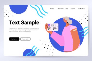 Aşılanmış kadın, elinde aşı kaydı, dokunulmazlık, pasaport riski, covid-19 salgını yok.