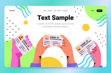 Ellerinde aşı kayıt kartı dokunulmazlığı pasaportları var. Covid-19 salgını sertifikası yok. Coronavirüs.