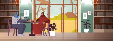 Dost canlısı Arap hemşire ya da gönüllü yaşlı kadın hasta bakım hizmetlerine kan basıncını ölçmek