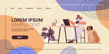 İnternetten alışveriş konsepti kullanan kredi kartı olan Arap adam oturma odasının içinde yatay fotokopi alanı kullanıyor.