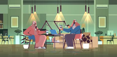 Arap podcaster 'ları mikrofonlara konuşuyor. Stüdyo podcastleri çevrimiçi radyo yayıncılığı konseptinde podcast yapıyorlar.