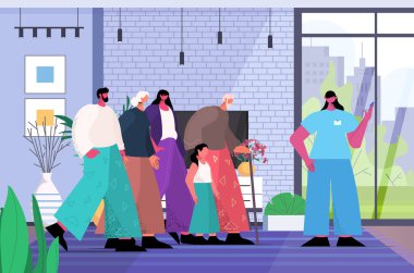 Kadın doktor, çok nesilli aile hastalarını aşılıyor. Coronavirüs aşısı geliştirme kavramına karşı mücadele ediyorlar.