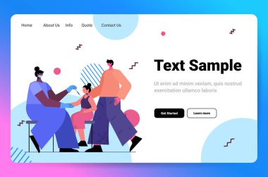 Maskeli kadın doktor Coronavirus aşısı geliştirme konseptine karşı mücadele eden küçük çocuk hasta aşısı.