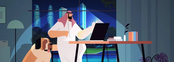 Lavoro nero arabo uomo d'affari freelance guardando computer portatile schermo uomo seduto sul posto di lavoro in camera oscura notte casa — Vettoriale Stock
