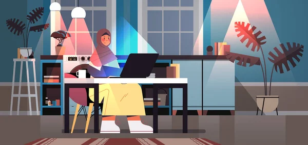 Femme d'affaires arabe surmenée freelance regardant femme écran d'ordinateur portable assis sur le lieu de travail dans la nuit noire maison — Image vectorielle