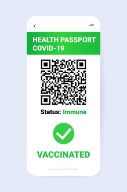 Akıllı telefon ekranında qr kodlu dijital dokunulmazlık pasaportu. Risksiz covid-19 pandemik pcr sertifikası.